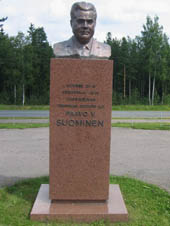 Paavo V. Suomisen patsas.